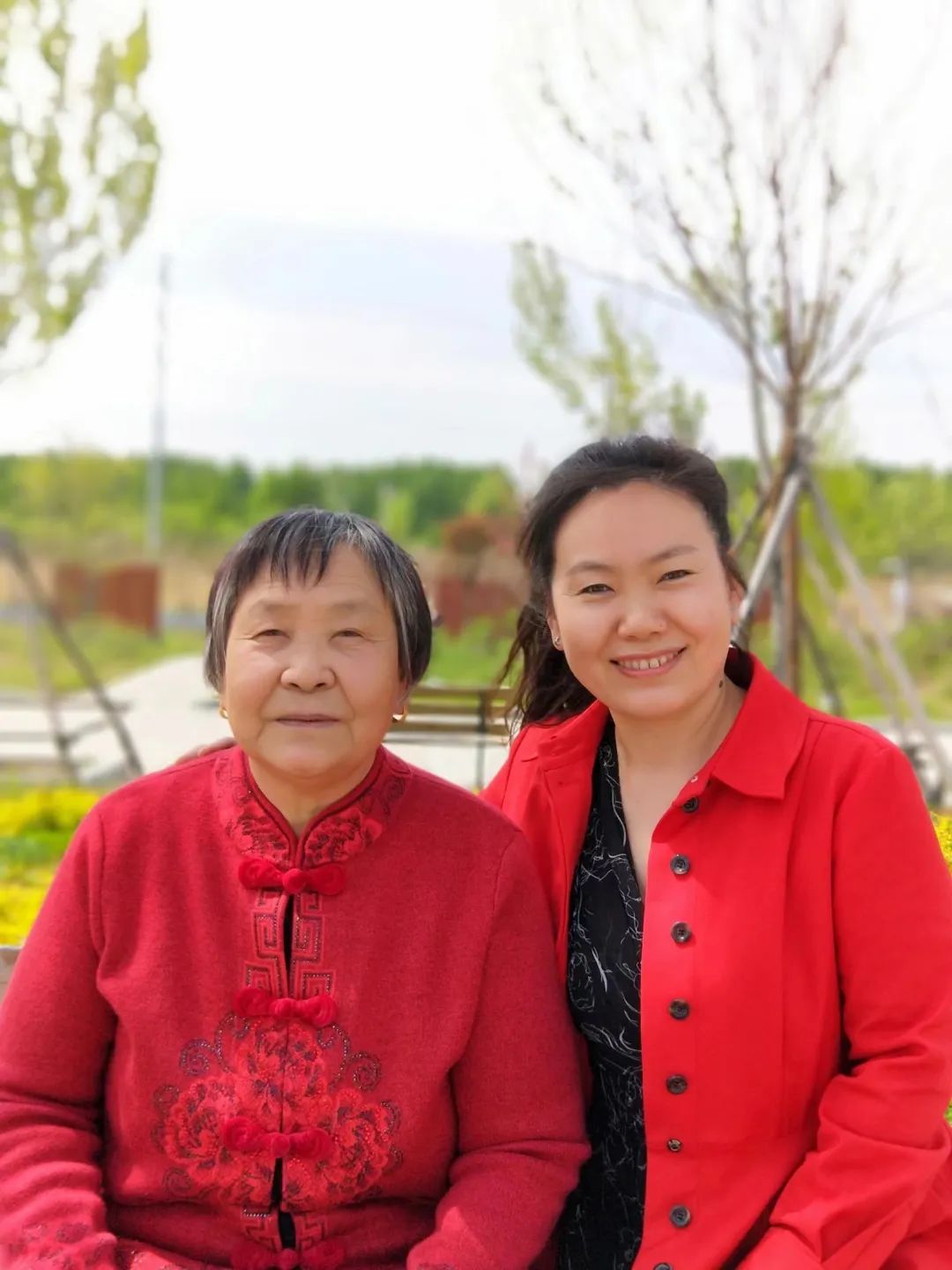 张与母亲的合影,感恩天下母亲辛勤付出的日子,今天是母亲节,我和妈妈