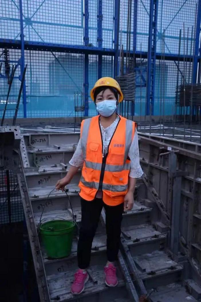 幸福瀍河外省女工在河南工地上的别样母亲节这是我第一次拍全家福