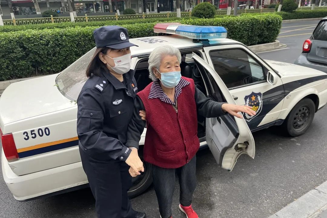 历下公安救助走失老人守护回家路