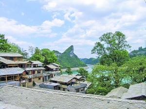 經過整治,花溪區石板鎮鎮山村農房風貌進一步提升.