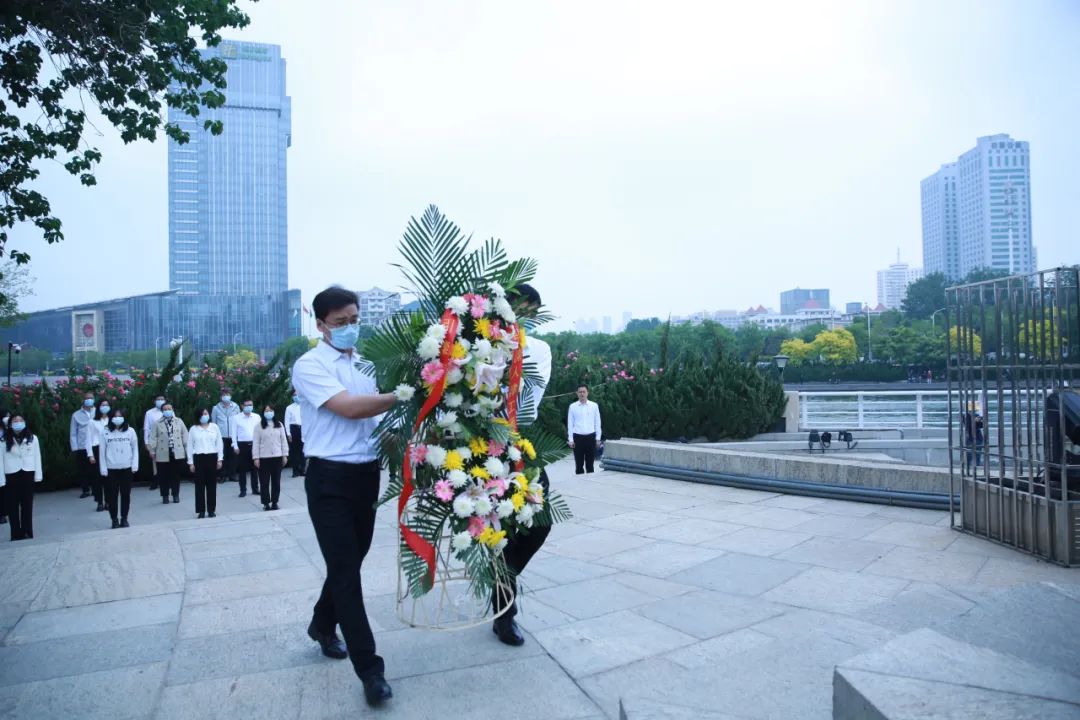 致敬40年引灤局政治生態衛士團向引灤入津工程紀念碑敬獻花籃