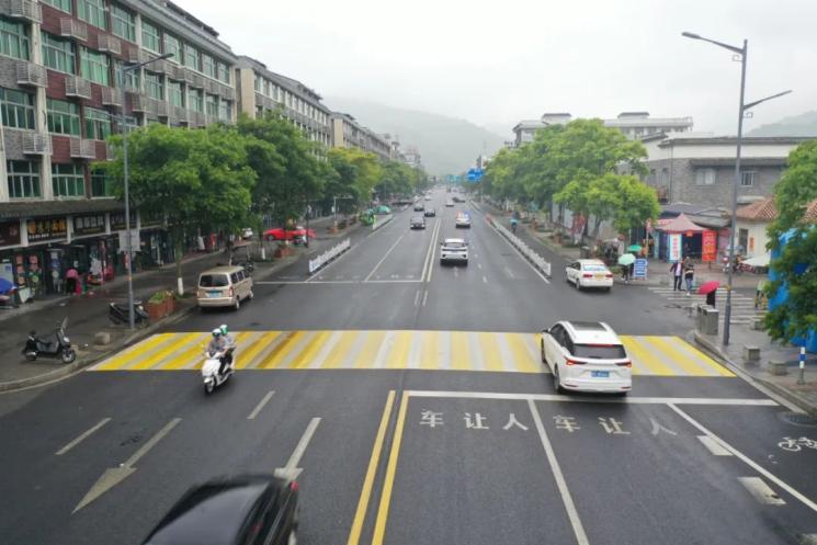 儿童友好眼前一靓瓯海区泽雅镇彩色斑马线上线