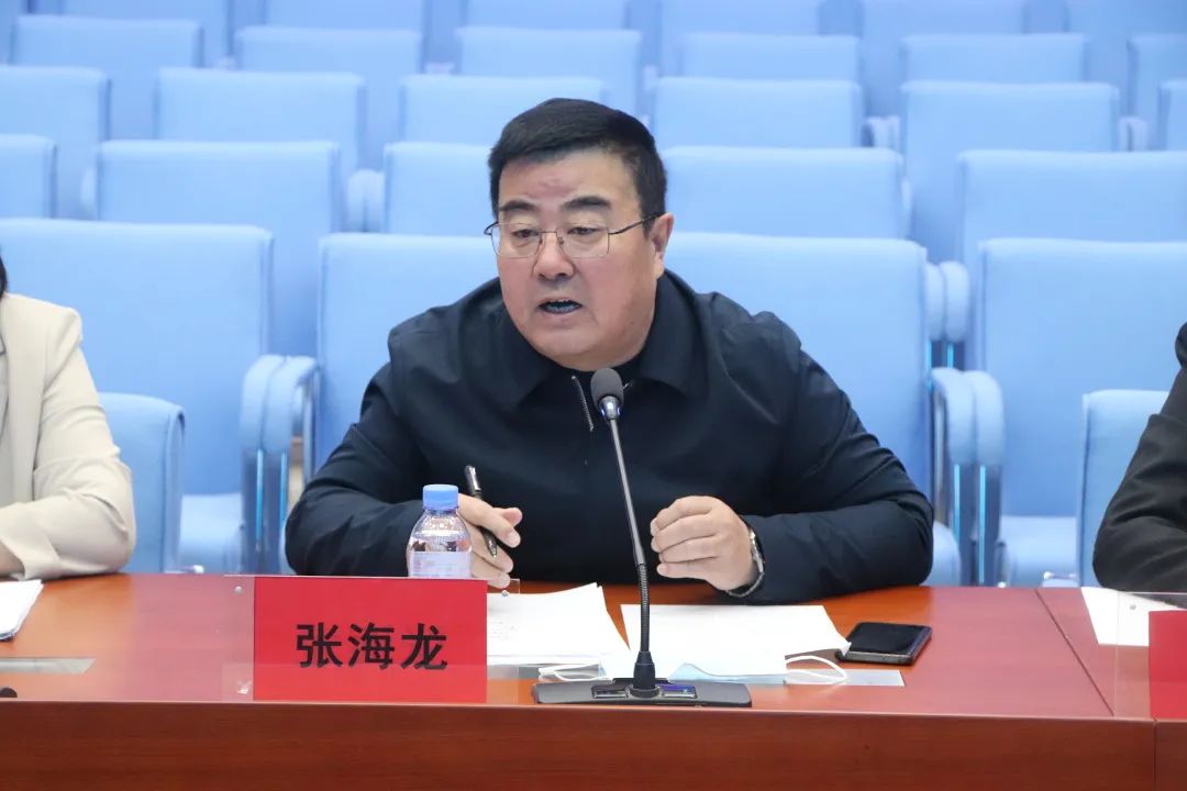 张海龙院长发言会上,张海龙院长就我院与鄂尔多斯市中小企业联合会