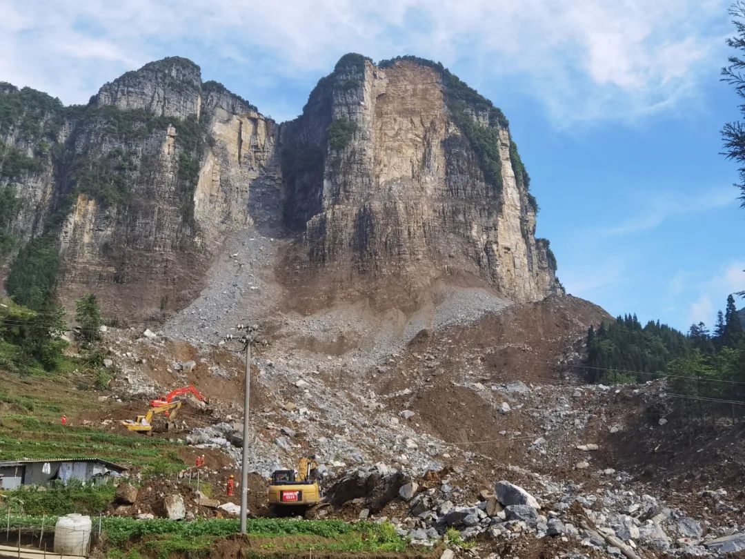 远安盐池河山崩图片