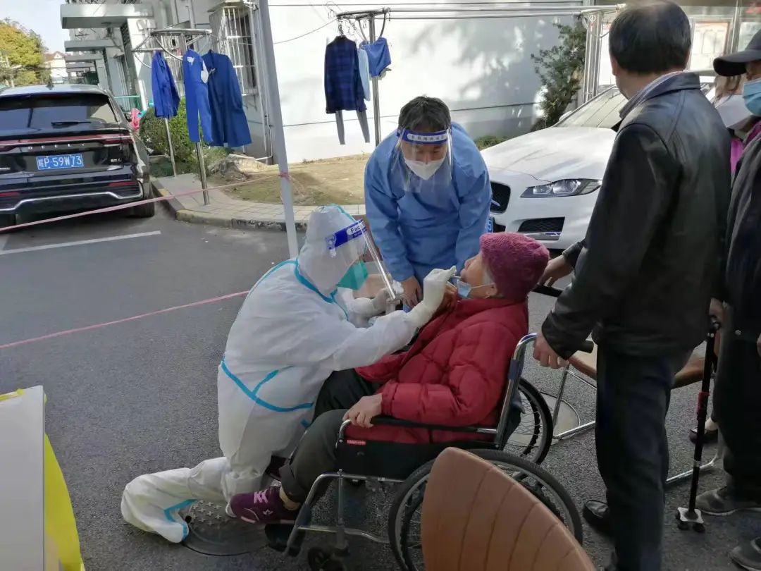 护士节致敬疫情下的上海护理人穿行在社区三