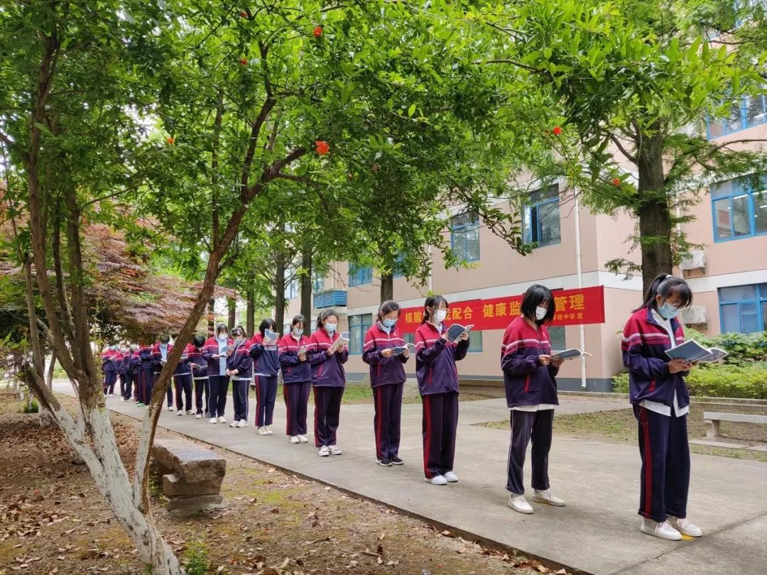 吴江区莘塔中学初三年级全体师生员工准时进行常态化核酸采样.