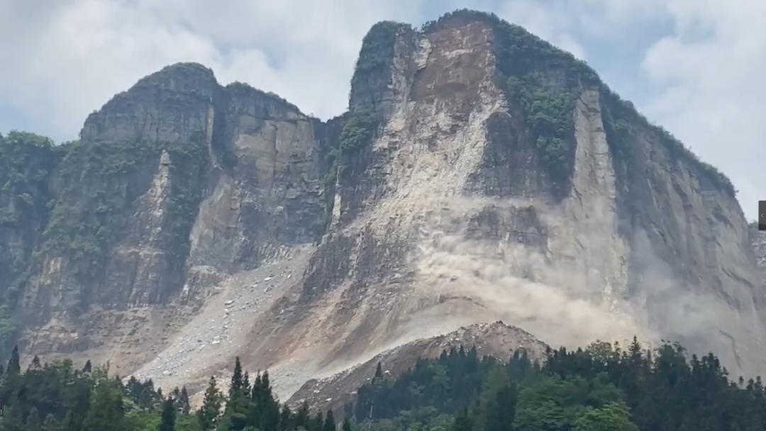 毕节山体崩塌目前尚有2人失联救援持续进行中