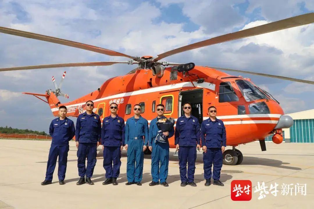 同年5月15日,机组人员追悼会上无数大理市民自发来吊唁.