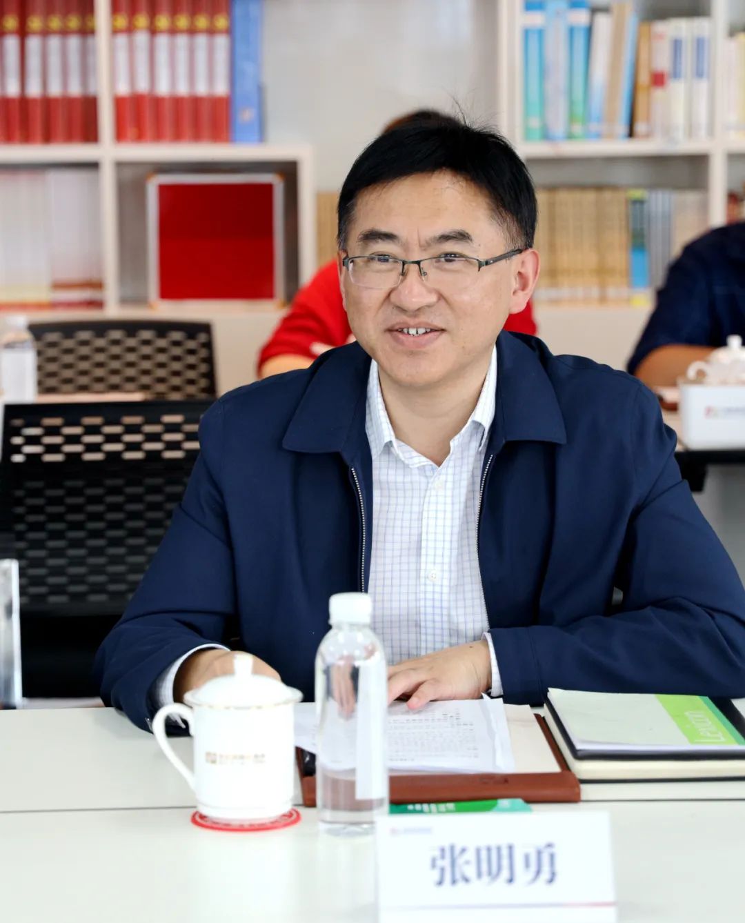 市司法局党委书记,局长张明勇对遵义师范学院领导一行表示欢迎.