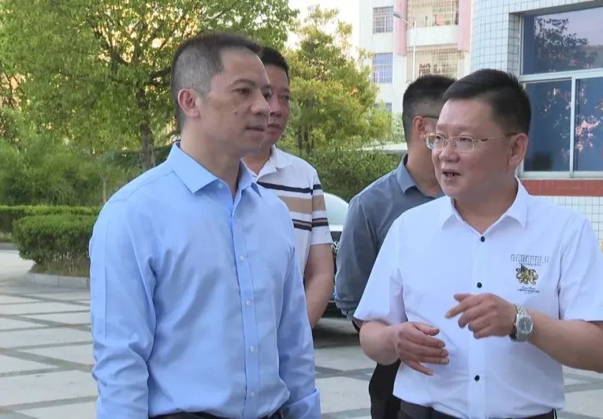 在宁德坤盛汽车部件有限公司的生产车间,郑忠辉与企业负责人一路看,一