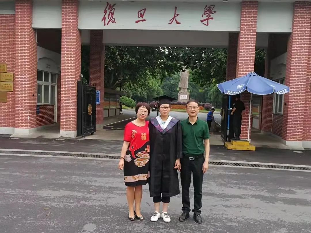 非宁静无以致远袁蓉家庭是一个知识分子家庭,妻子袁蓉是中学老师,丈夫
