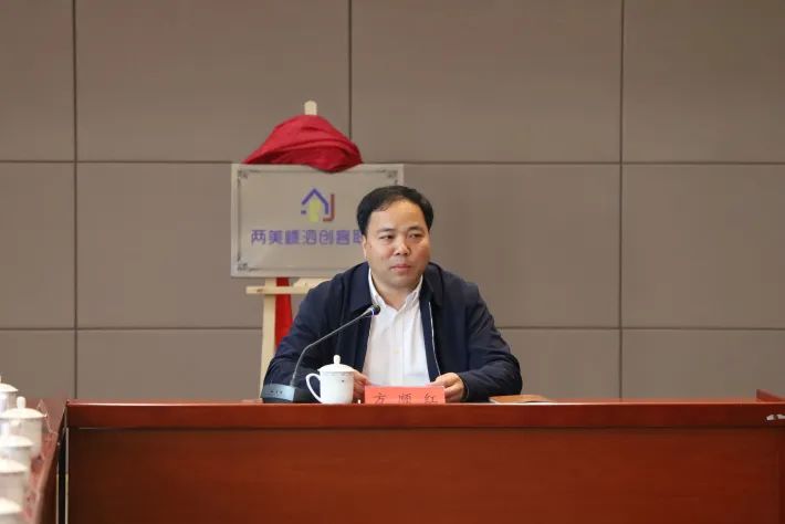 仪式上,县委副书记方顺红和联盟代表桉雨共同为两美嵊泗创客联盟揭牌