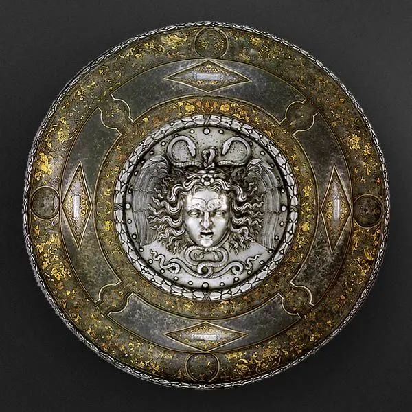 神盾如银月般闪耀,只待片刻,风停雨过,天边彩云初现,雅典娜是希腊神话