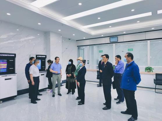 党组成员,副院长包学文向各位人大代表和政协委员汇报了县法院今年