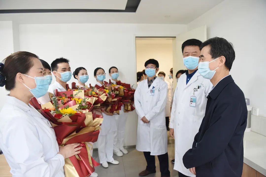 陕西省政府副秘书长张军林到西北妇女儿童医院慰问一线护士