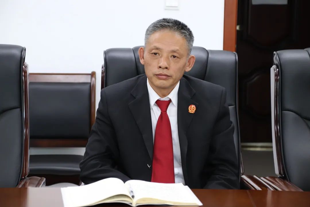 县法院政治部主任王福臣随后,吴景龙一行来到县法院诉讼服务中心体验