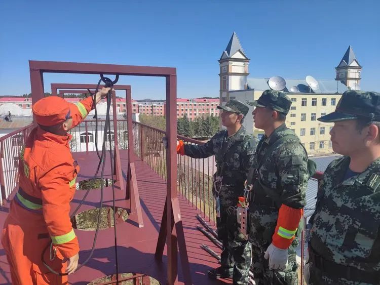 基层动态韩家园林业局森林消防一大队组织开展索降训练