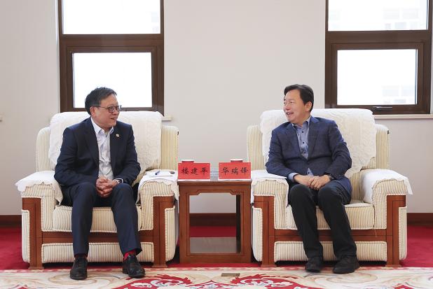 常委,旗委书记华瑞锋与上汽红岩汽车有限公司总经理楼建平一行座谈