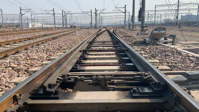 完成"变道"也就可以从一条线路转向另一条线路火车经过道岔可以从一个