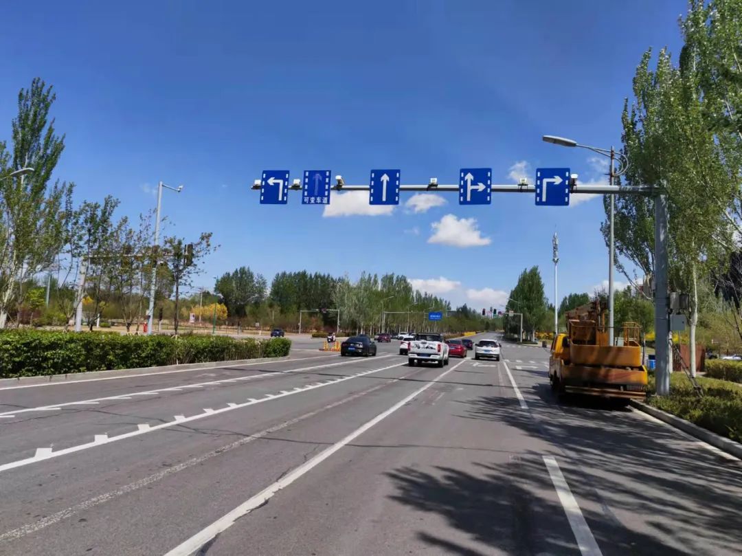 请注意康巴什区两个路口新加可变导向车道