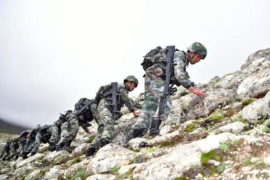 西藏军区岗巴高原戍边模范营优秀青年群体素描云端上的青春方阵