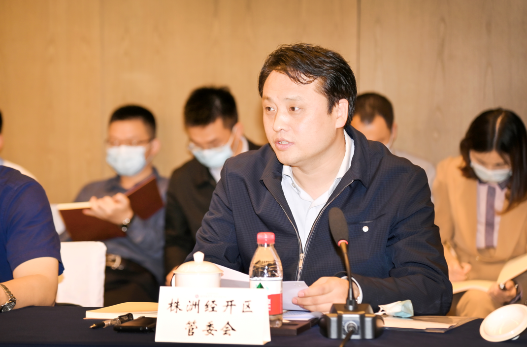 会上,曾毅鹏汇报了株洲经开区积极推进长株潭都市圈建设相关情况,还就