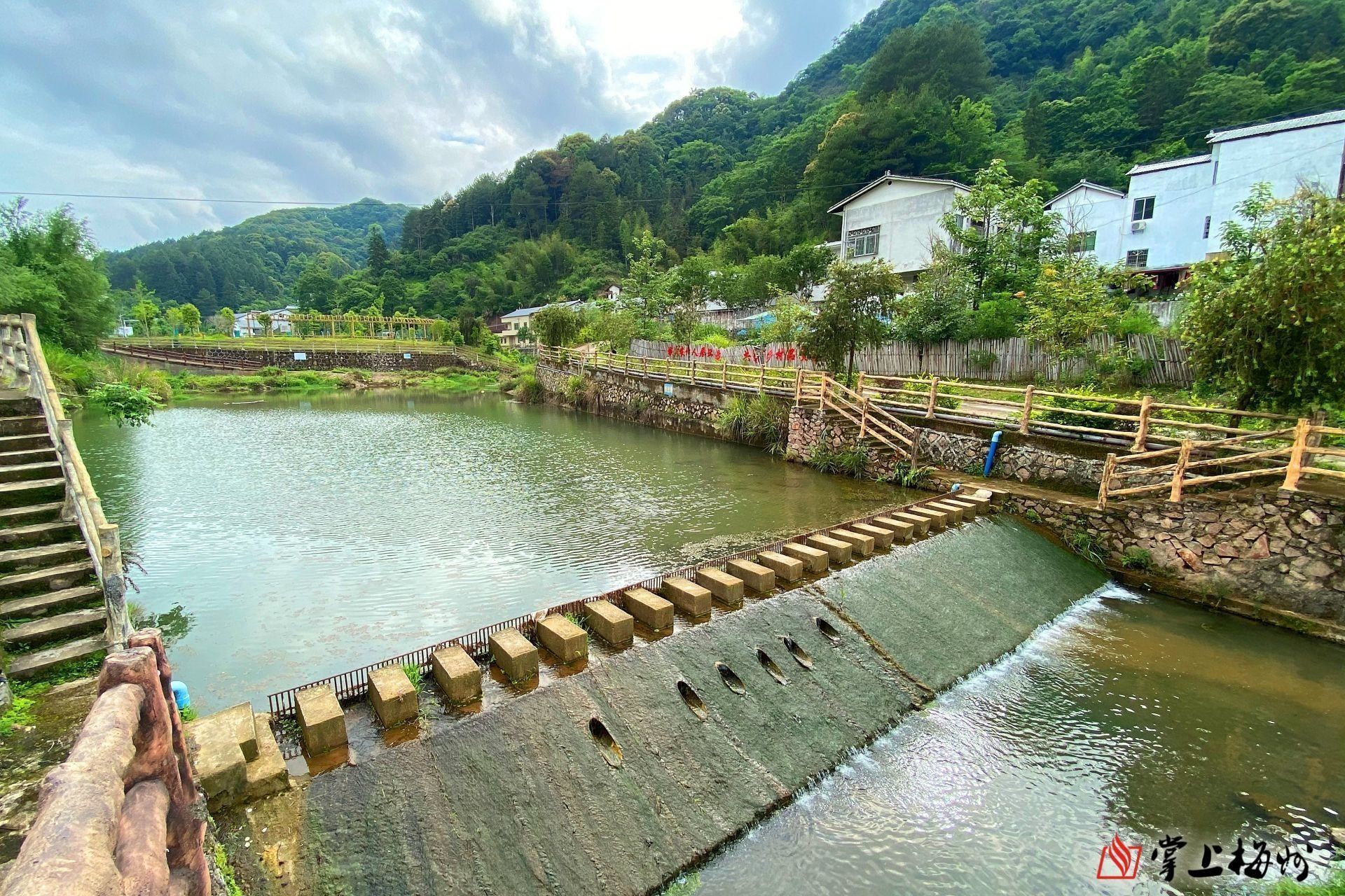 听耳畔流水叮咛观水面鹅鸭嬉戏这是平远上举镇绿色河道