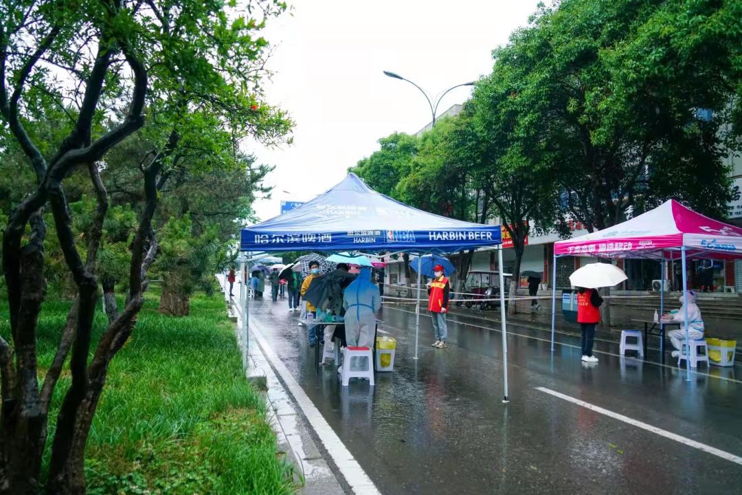 雨中核酸检测见证新安的温暖与力量