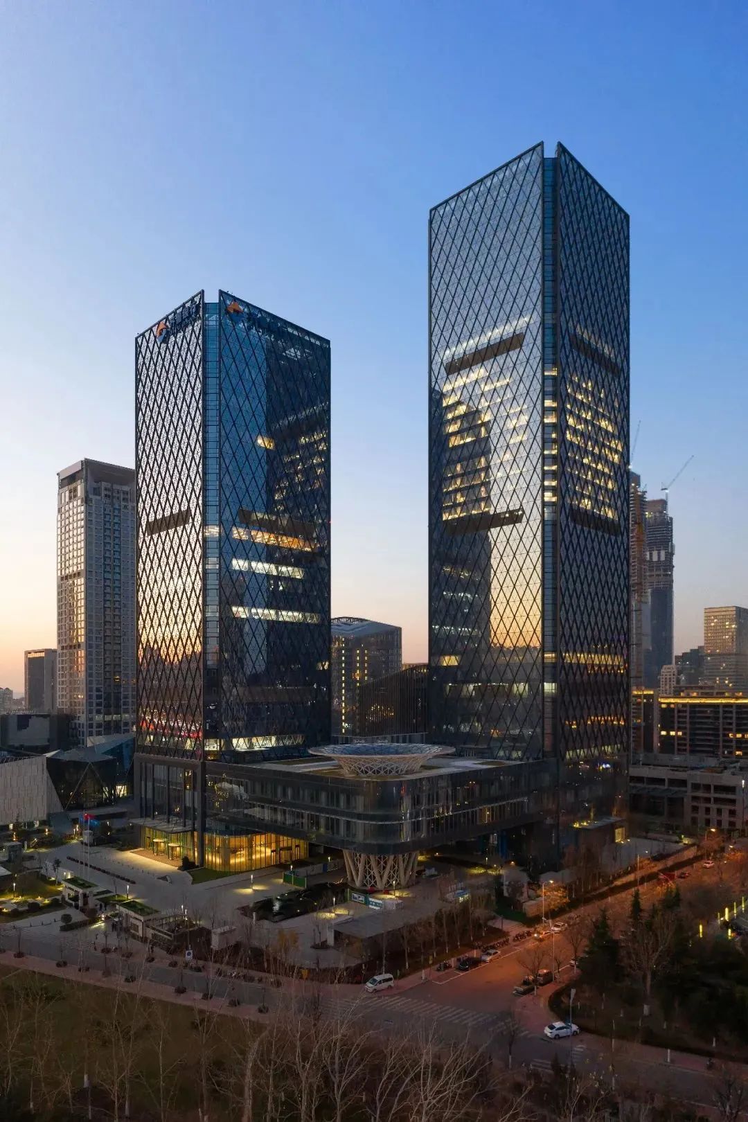 作品泉扶山而落幻云裳如波济南双金大厦