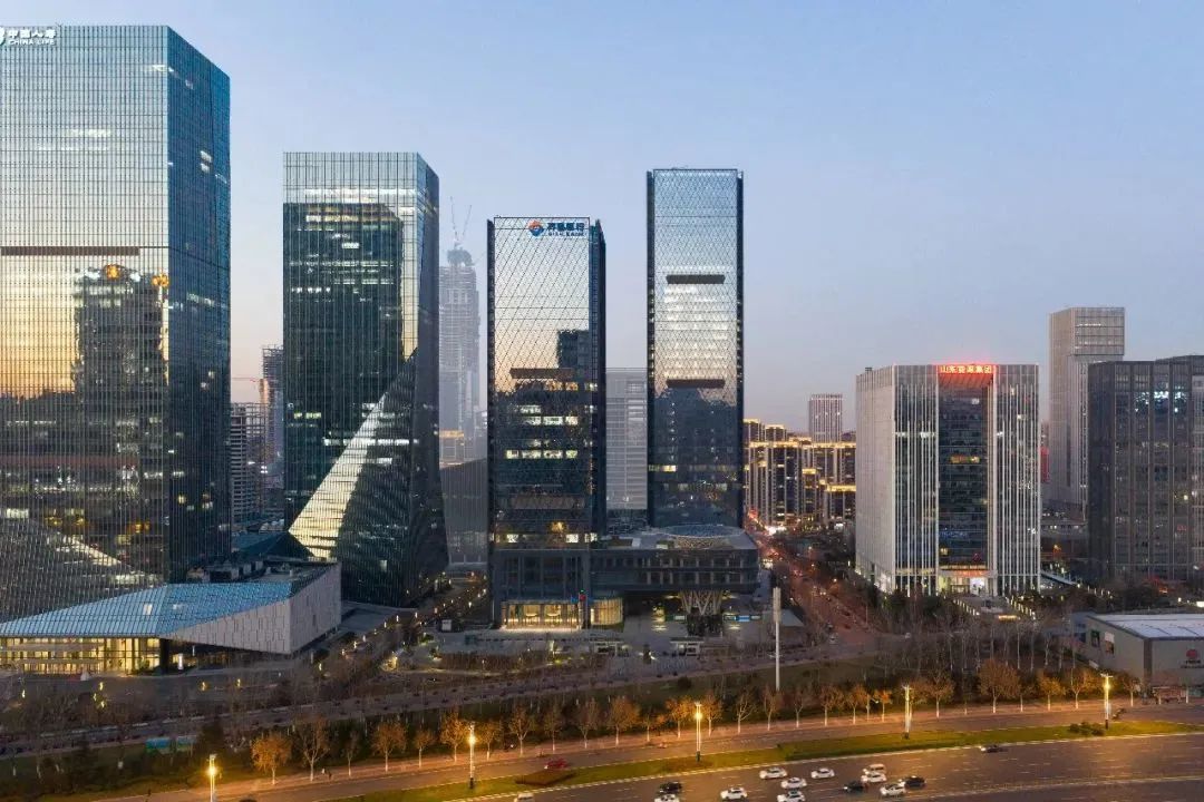 作品泉扶山而落幻云裳如波济南双金大厦