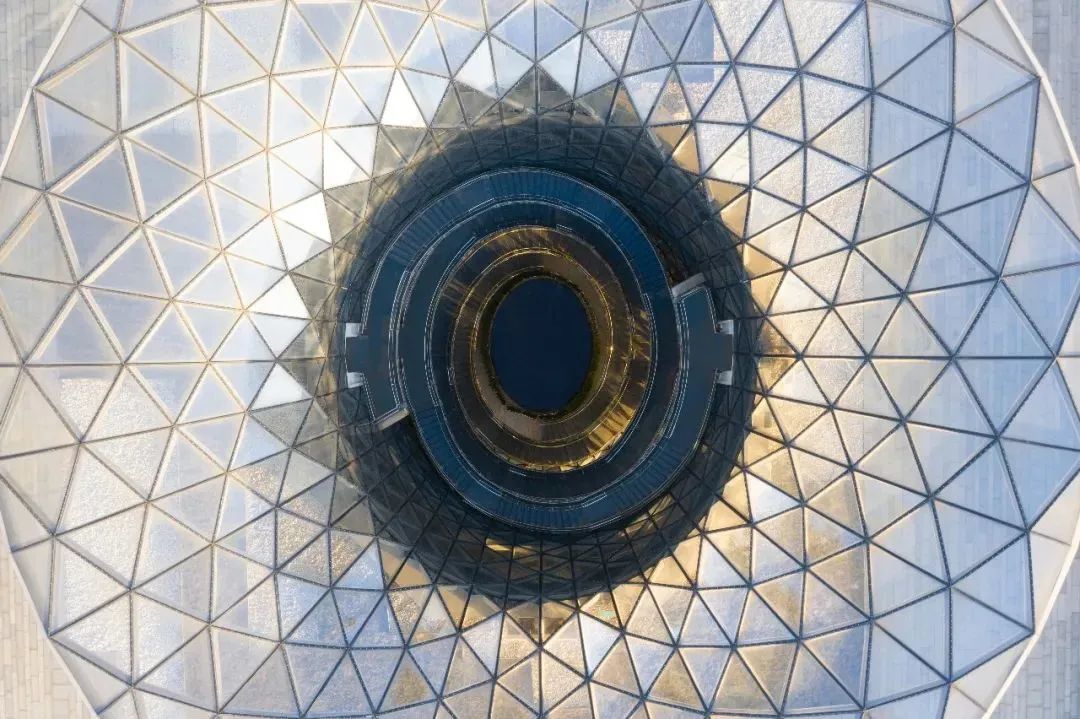 作品|泉扶山而落 幻云裳如波:济南双金大厦