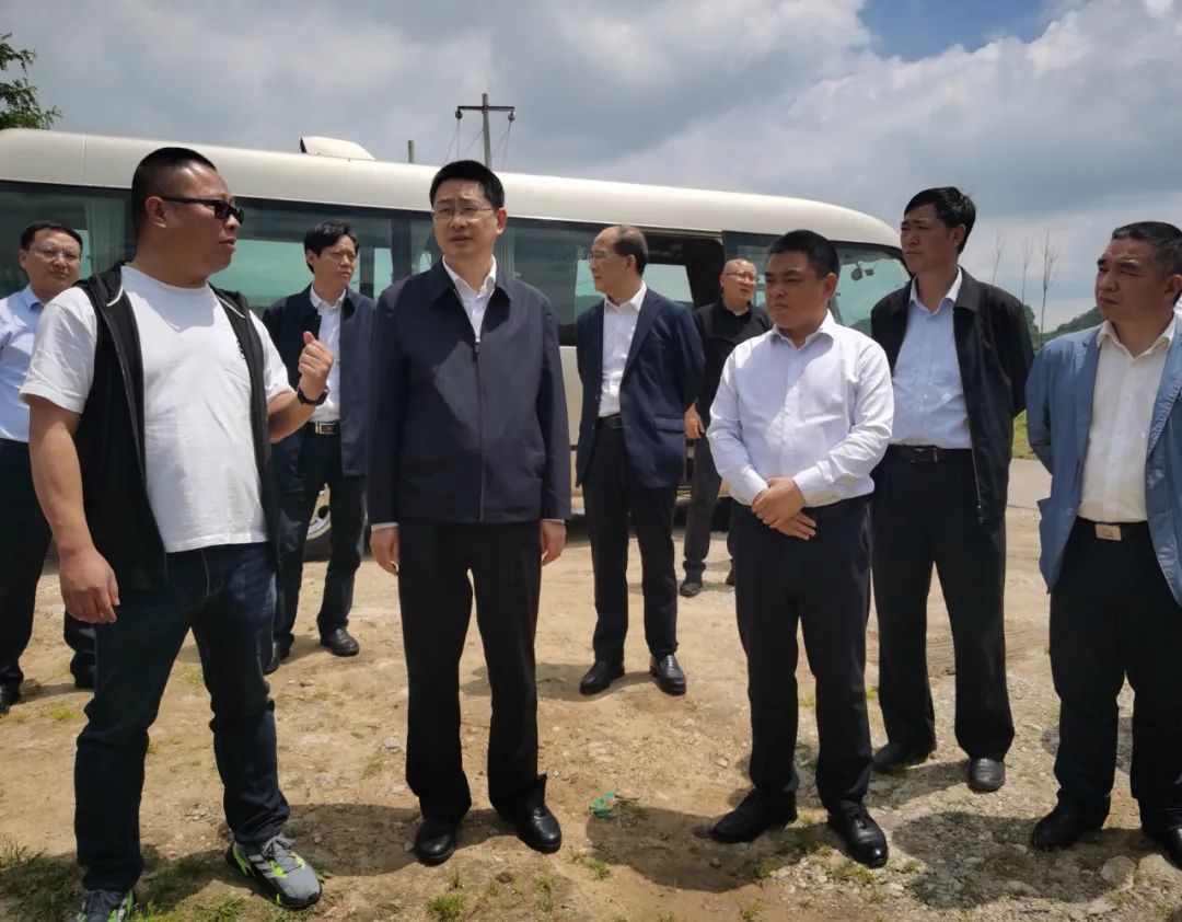 考察组先后深入到平坝区十里五万亩高标准蔬菜示范区高田基地,乐平镇