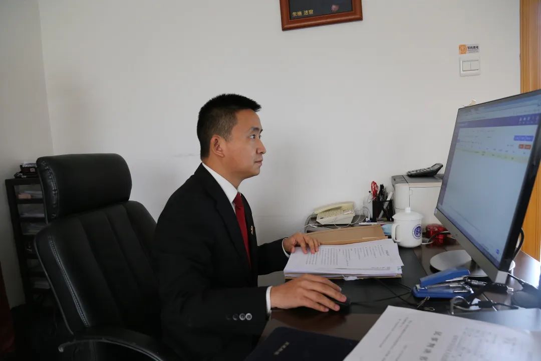 大雨过后透着微微清寒的早晨,朱法官的办公室已传来案卷的翻阅声,他