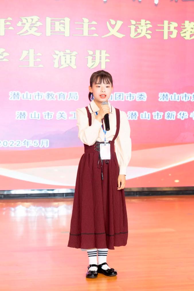 初中女生演讲着装图片图片