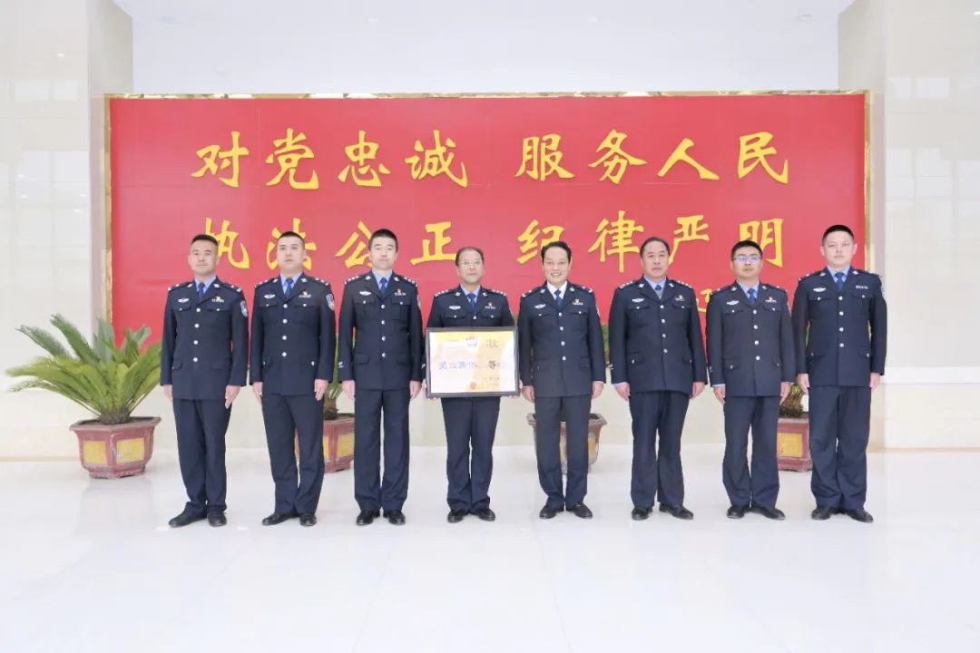 亢卫忠同志赴岷县公安局送奖到岗