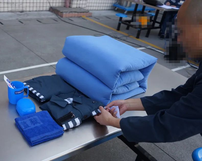 罪犯队容严整,着装规范,步伐整齐,口号响亮,稍息,立正,跨立,立正,蹲下