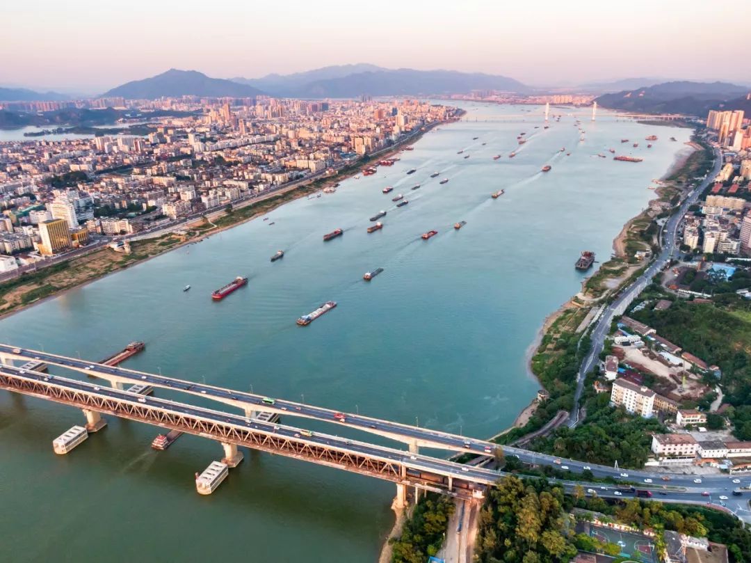 在江滨堤望去,可见肇庆大桥如飞练横跨西江