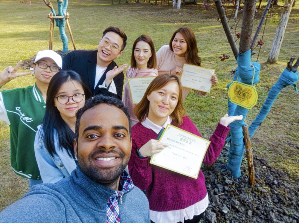 sisustories来华留学生的一天书桌边的校园