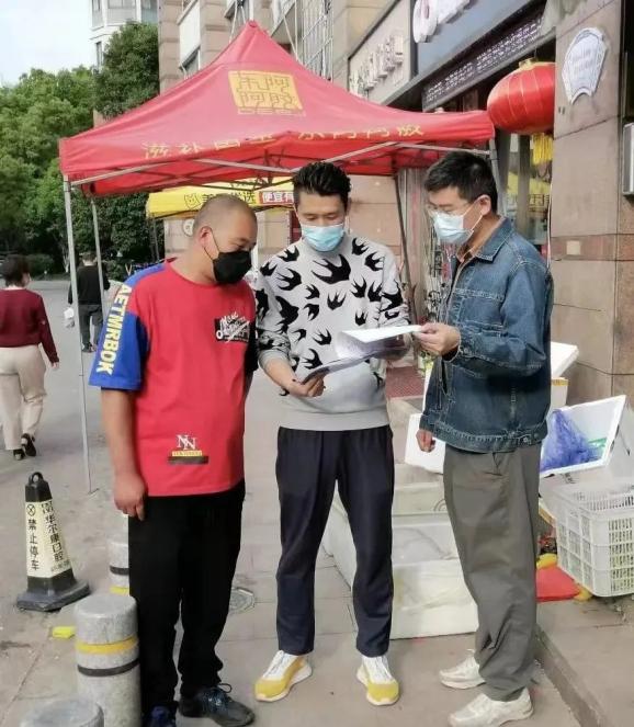 点赞！松江这个居委会的工作人员变身“店小二”主动为商铺代办、帮办复工手续