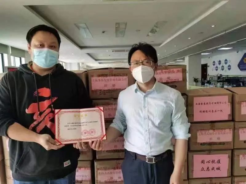 中學,工業中專捐贈8000元物資,向貝港一居捐贈2000元物資,向柘林鎮