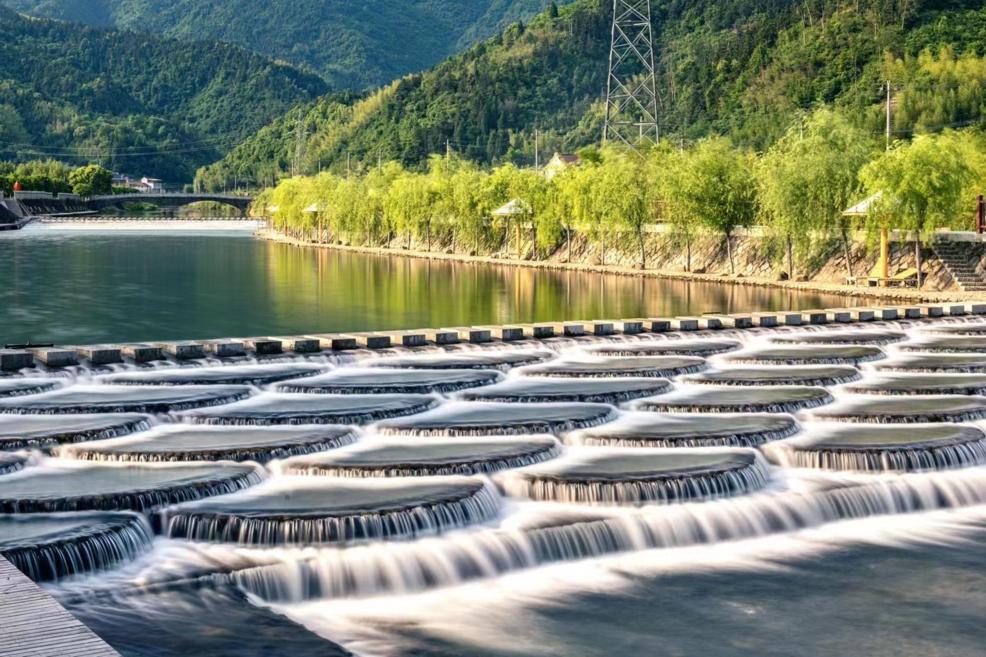 藏不住了爆款刷屏全长20公里天然泳池水上汀步建德夏天的顶流来了还有