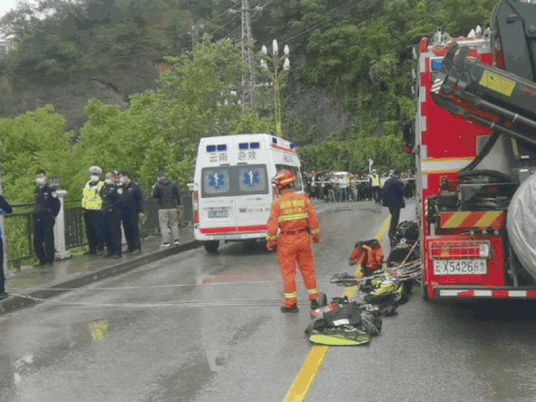 出动接警后生死不明有一名少年从桥上跳了下去云南昭通镇雄县南大桥20