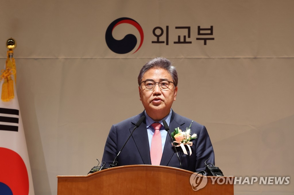 韩国新任外交部长官朴振在首尔外交部大楼出席就职仪式并发表讲话