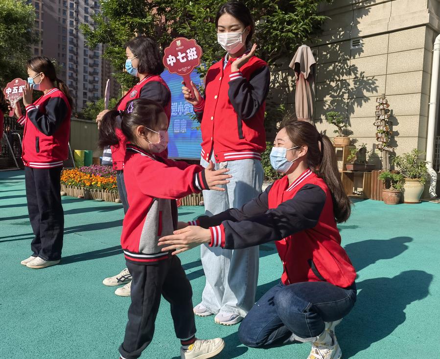 濟南市歷下區保利華庭幼兒園的孩子們和老師熱情擁抱.