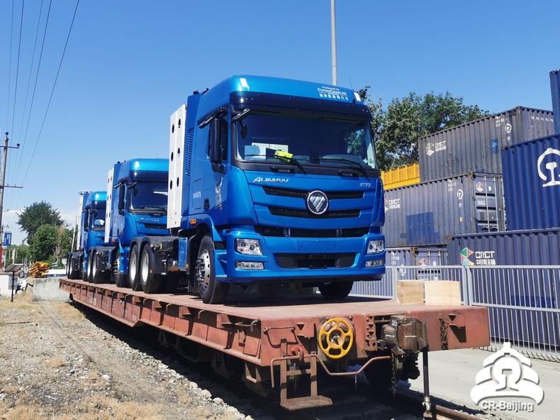 还是第一次对于北京货运中心来说这么大吨位的卡车一辆货车同时装运三