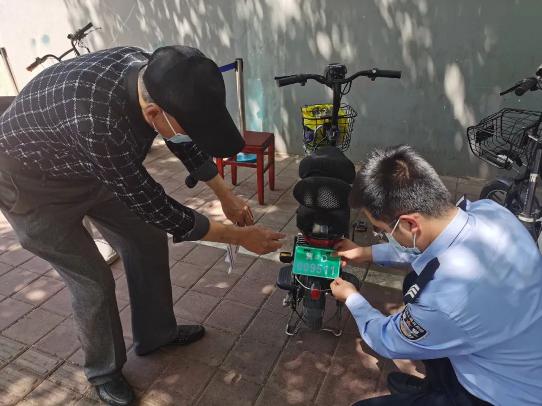 今起正式上牌邯郸市首副新国标电动自行车号牌迎来车主