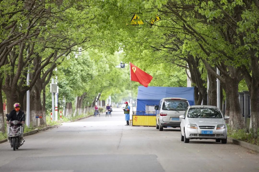 "5月16日下午5点,在柘林镇科工路的一处防控卡点,志愿者沈林贤正在