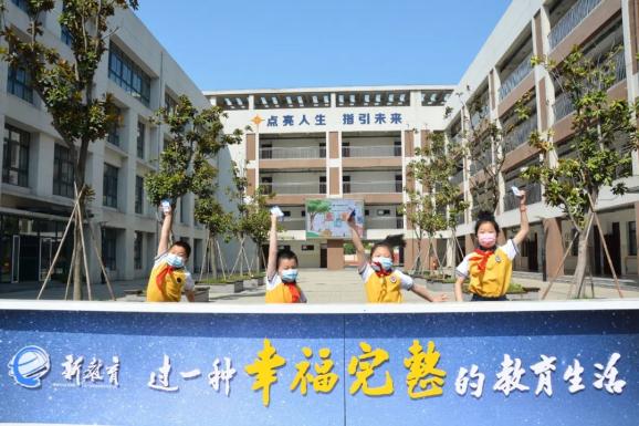 徐州市北辰小學大馬路小學校園吉祥物龍小寶和馬小貝迎接低年級學生的