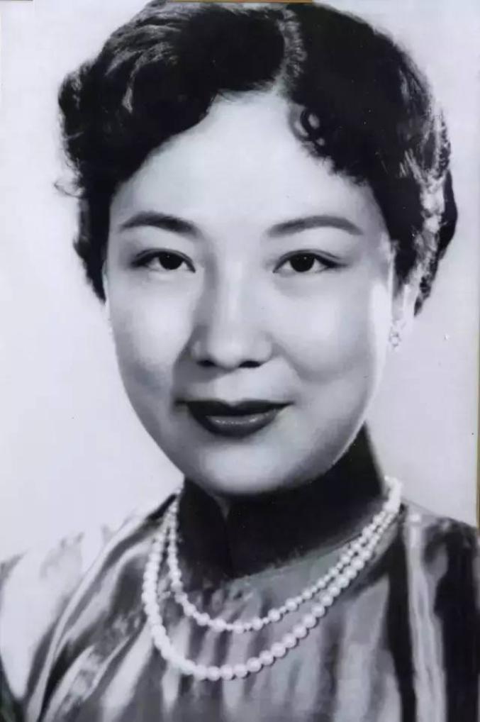 李蔷华新娘照(1950年1月4日)▲李蔷华与儿子关栋天,儿媳周玖和俞振飞