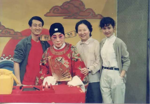 李蔷华与儿子关栋天,儿媳周玖和俞振飞合影▲李蔷华与俞振飞演出